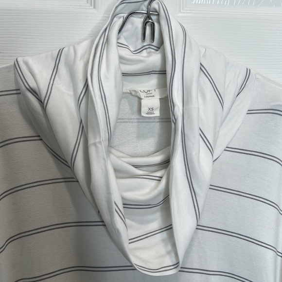 LOFT OUTLET LOUNGE XS Short Sleeve White and Gray striped Shirt. - Picture 10 of 16